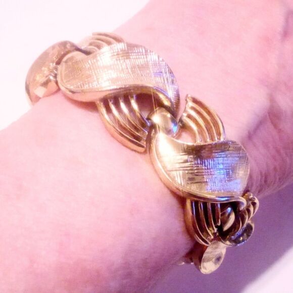 Vintage Lisner Gold Tone Specialty Chunky Link Bracelet - Picture 4 of 4